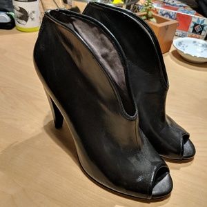 Vince camuto black leather peep toe heel 8.5